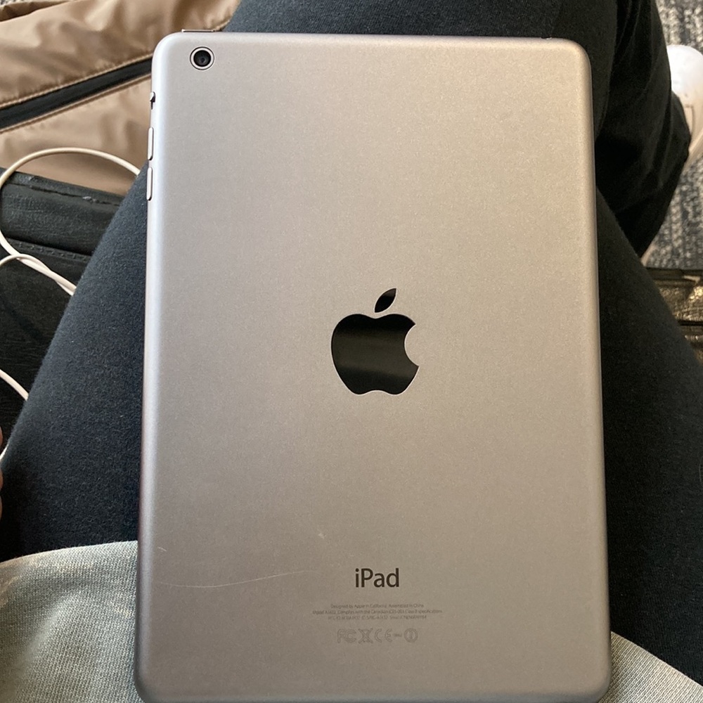 Ipad - Picture 2 of 5
